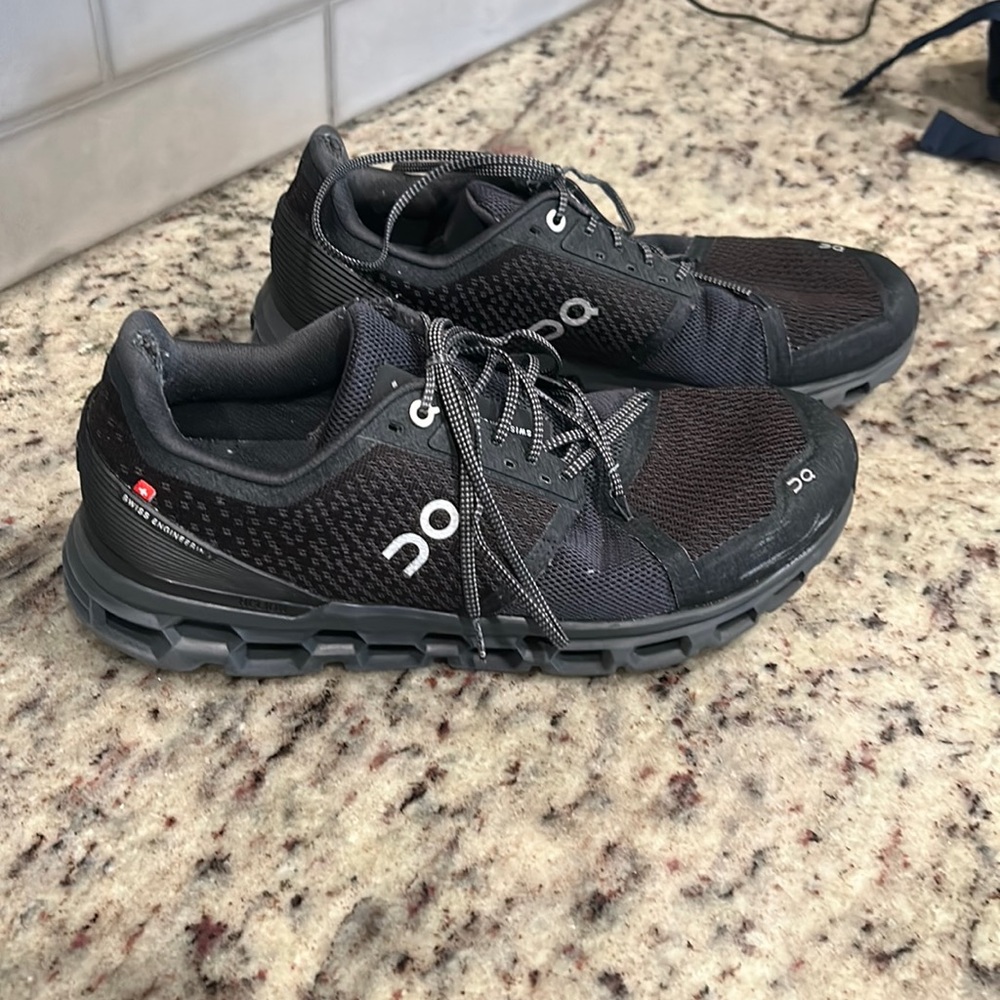 Mens 11 W On Running Cloud Strautus V1 ruining shoes